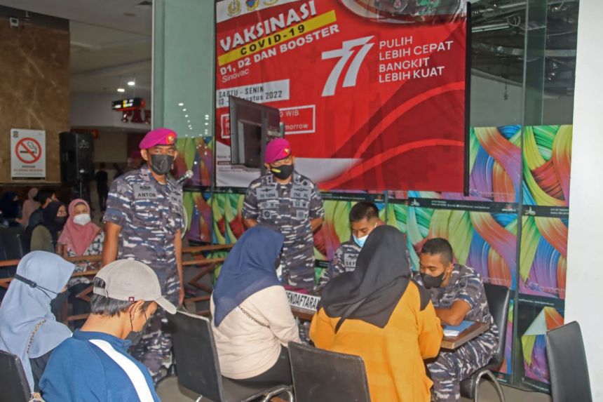 Serbuan vaksinasi Covid-19 di Mall CITO, Surabaya, Jawa Timur, Minggu (14/08/2022) | dok/photo: Dispen Kormar