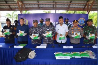 Konferensi pers ungkap kasus penggagalan aksi penyelundupan narkoba, di Gazebo Lanal Dumai, Kepulauan Riau pada Kamis (18/08/2022) | dok/photo: Dispen TNI AL
