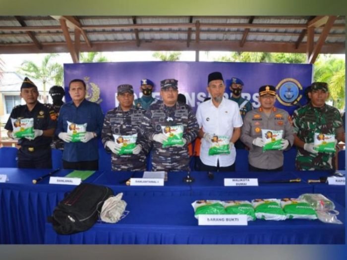 Konferensi pers ungkap kasus penggagalan aksi penyelundupan narkoba, di Gazebo Lanal Dumai, Kepulauan Riau pada Kamis (18/08/2022) | dok/photo: Dispen TNI AL