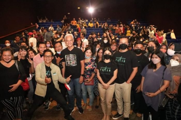 Gubernur Jateng Ganjar Pranowo bersama para pemeran utama usai nonton bareng film Sayap Sayap Patah | dok/photo: Istimewa