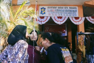 Lomba makan kerupuk menyambut HUT ke-77 RI | dok/photo: Ist