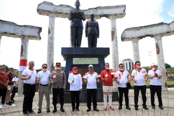 Gerakan pembagian 10 juta bendera di Tugu Pahlawan, Kota Surabaya | dok/photo: Kominfo Surabaya