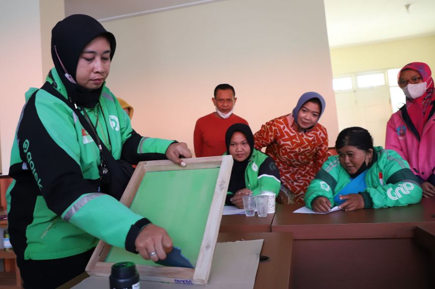 Pelatihan sablon bagi pengemudi ojek online perempuan di Surabaya | dok/photo: Kominfo Surabaya