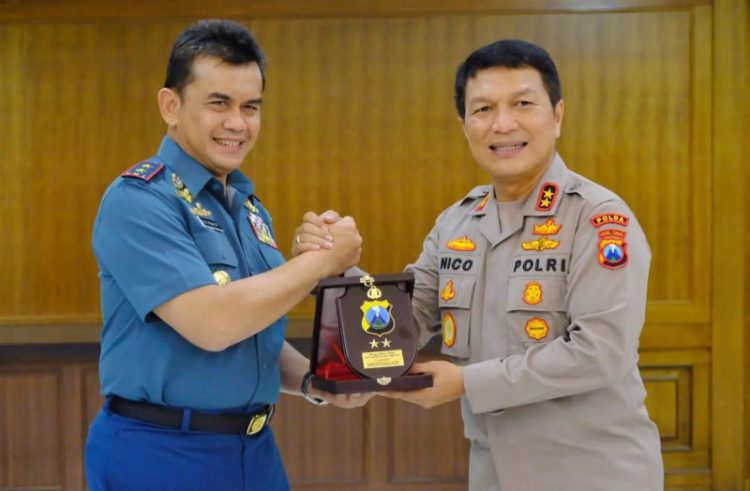 Pangkoarmada II Laksda TNI T.S.N.B Hutabarat bersama Kapolda Jatim, Irjen Pol Nico Afinta | dok/photo: Dispen Koarmada II