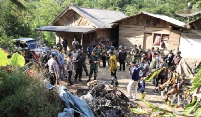 Personel dari TNI-Polri terlihat berjaga di lokasi pembakaran rumah | source: tribatanews