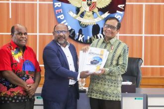 Menko Polhukam, Mahfud MD (kanan) saat menerima kunjungan Majelis Rakyat Papua (MRP) | Source: IG/mohmahfudmd
