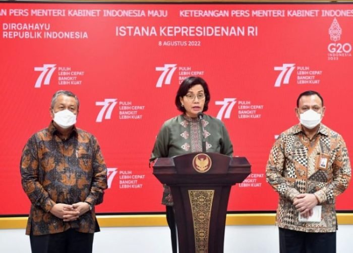 Menteri Keuangan, Sri Mulyani (tengah) memberikan keterangan pers usai mengikuti Sidang Kabinet Paripurna di Istana Negara, Senin (8/8/2022) | dok/photo: BPMI Setpres