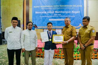 Siswa MTSn 1 Tangerang Selatan, Imran (tengah) saat menerima penghargaan dari Pemkot Tangsel | dok/photo: Diskominfo Tangsel