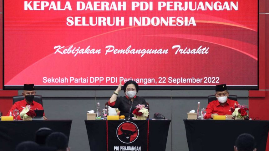 Ketua Umum DPP PDI Perjuangan Megawati Soekarnoputri (tengah) saat memberi pengarahan kepada para kader partai | dok/photo: PDI Perjuangan