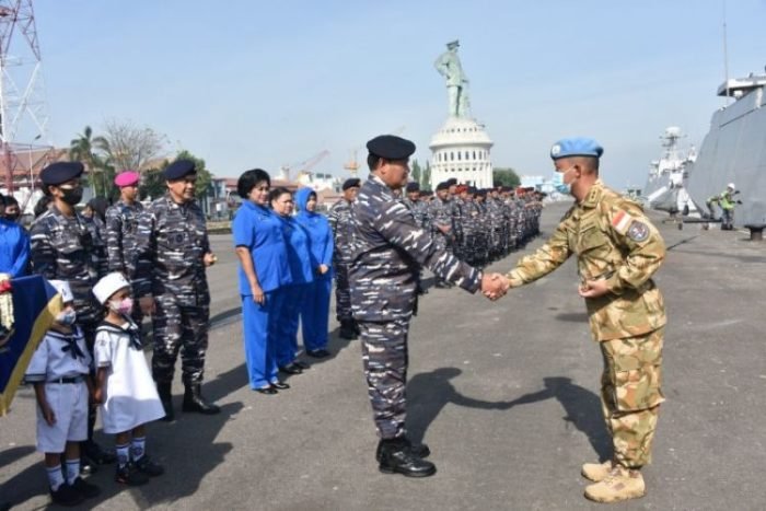 Kasal Laksamana TNI Yudo Margono (kiri) saat menyambut kedatangan KRI SIM-367 di Koarmada II, Ujung Surabaya, Sabtu (3/9/2022) | dok/photo: Dispen Koarmada II