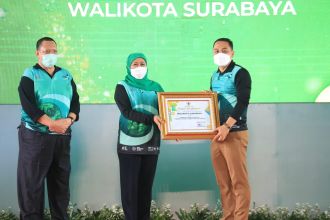 Penyerahan penghargaan saat Peringatan Hari Lingkungan Hidup Sedunia | dok/photo: Kominfo Surabaya