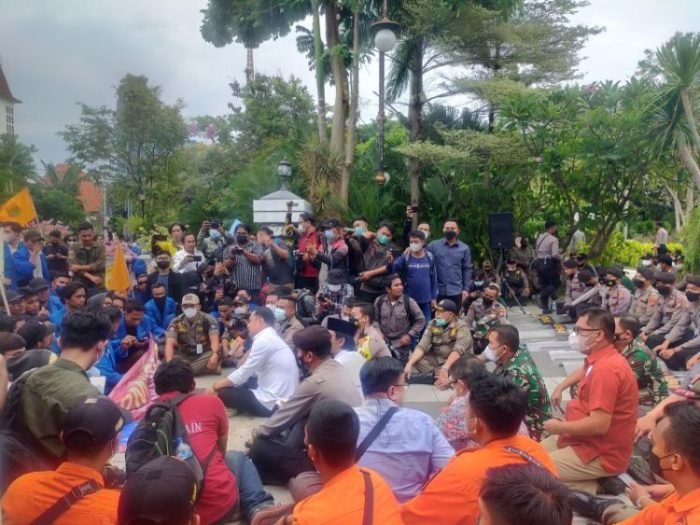 Suasana unjuk rasa menolak kenaikan harga BBM di pintu masuk sisi selatan halaman Balai Kota Surabaya, Kamis (8/9/2022) | dok/photo: Bicara Indonesia