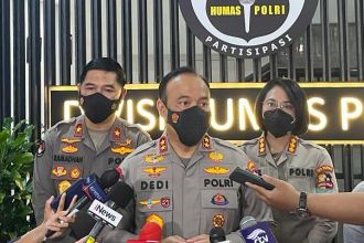 Kadiv Humas Polri Irjen Dedi Prasetyo (tengah) saat konferensi pers di Jakarta | dok/photo: Humas Polri