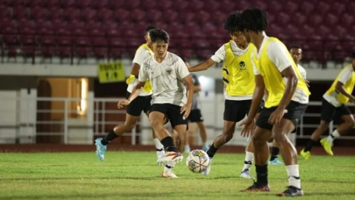 Tim U-20 Indonesia saat menjalani latihan di lapangan Thor, Surabaya, Rabu (7/9/2022) malam | dok/photo: PSSI