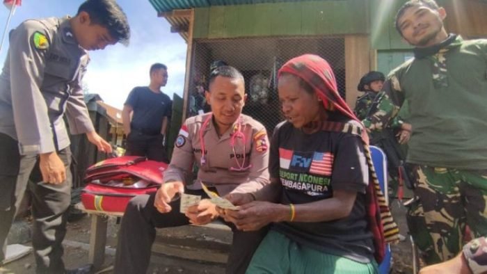 Pengobatan gratis masyarakat di Kampung Yokatapa, Distrik Sugapa, Kabupaten Intan Jaya | dok/photo: Tribatnews