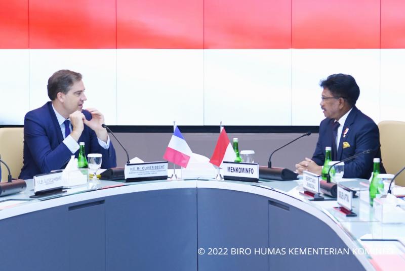 Menkominfo Johnny G. Plate bersama Menteri Perdagangan Luar Negeri dan Daya Saing Ekonomi Prancis, Olivier Becht saat Pertemuan Bilateral di Jakarta Pusat, Rabu (21/09/2022) | dok/photo: Humas Kominfo
