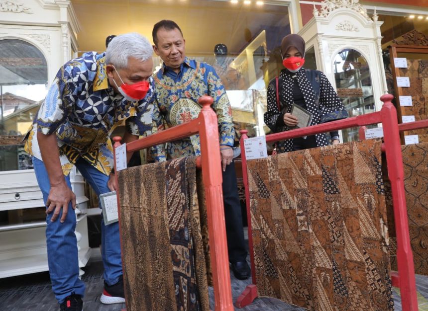 Gubernur Jateng, Ganjar Pranowo saat melihat pameran 1000 motif batik kuno dan kekinian di Kampung Wisata Batik Kauman Solo, Sabtu (1/10/2022) | dok/photo: Istimewa