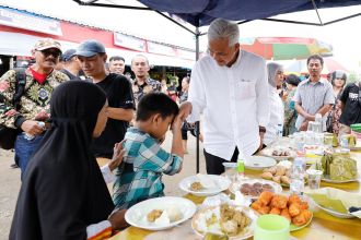 Gubernur Jateng Ganjar Pranowo (putih) saat tiba di Pasar Sentral Mamuju, Sulawesi Barat, Senin (10/10/2022) | dok/photo: Ist