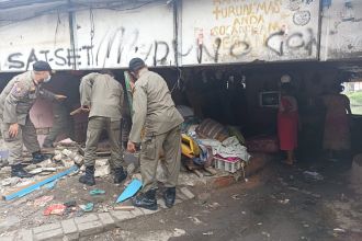 Petugas dari Satpol PP Surabaya melakukan pembongkaran bangunan liar di bawah Jembatan Tol Dupak | dok/photo: Diskominfo Surabaya