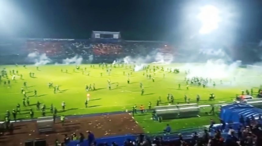 Suporter terlihat memasuki lapangan pasca pertandingan Arema FC vs Persebaya di Stadion Kanjuruhan Malang, Sabtu (1/10/2022) malam | source: Ist/ tangkapan layar