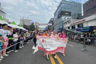 Komunitas perempuan Indonesia di Seoul tampak mengenakan kebaya dan kain Nusantara dalam parade | dok/photo: KBRI Seoul