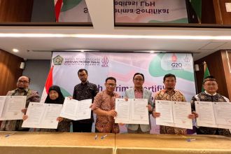 Acara penyerahan sertifikat akreditasi kepada 19 Lembaga Pemeriksa Halal (LPH) baru di Jakarta, Rabu (26/10/2022) | dok/photo: Humas Kemenag RI