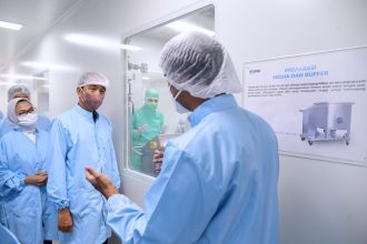 Presiden Joko Widodo saat meninjau ke dalam pabrik biofarmasi PT Etana Biotechnologies Indonesia di Jakarta, Jumat (7/10/2022) | dok/photo: BPMI Setpres