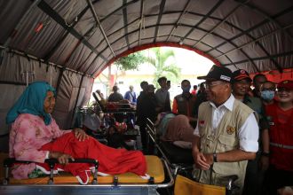 Menko PMK, Muhadjir Effendy saat meninjau tenda pengungsi korban gempa Cianjur, Jawa Barat | dok/photo: Humas Kemenko PMK