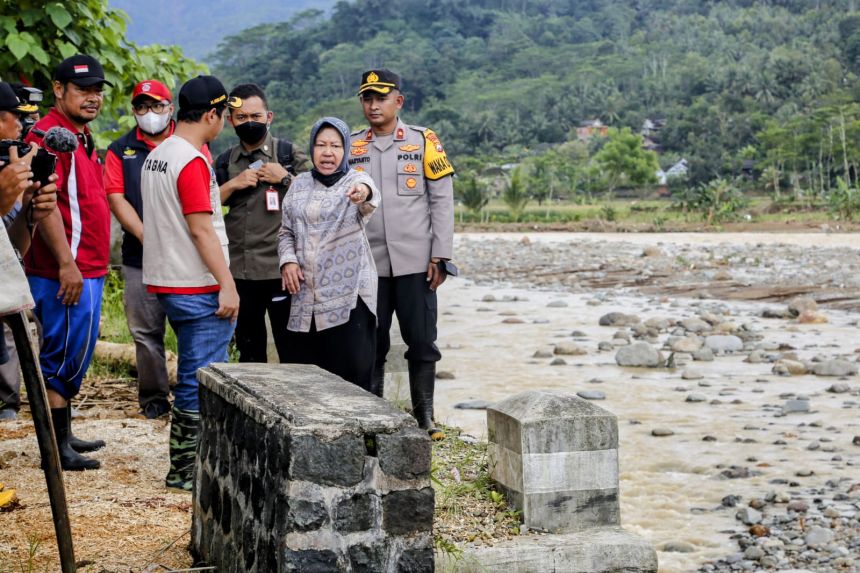 Menteri Sosial RI Tri Rismaharini saat meninjau jembatan Desa Tawing Kecamatan Munjungan, Kabupaten Trenggalek, Jawa Timur, Minggu (6/11/2022) | dok/photo: Humas Kemensos