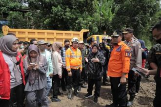 Menteri Sosial Tri Rismaharini saat meninjau lokasi tanah longsor di Kabupaten Gowa, Sulawesi Selatan, Sabtu (19/11/2022) | dok/photo: Humas Kemensos