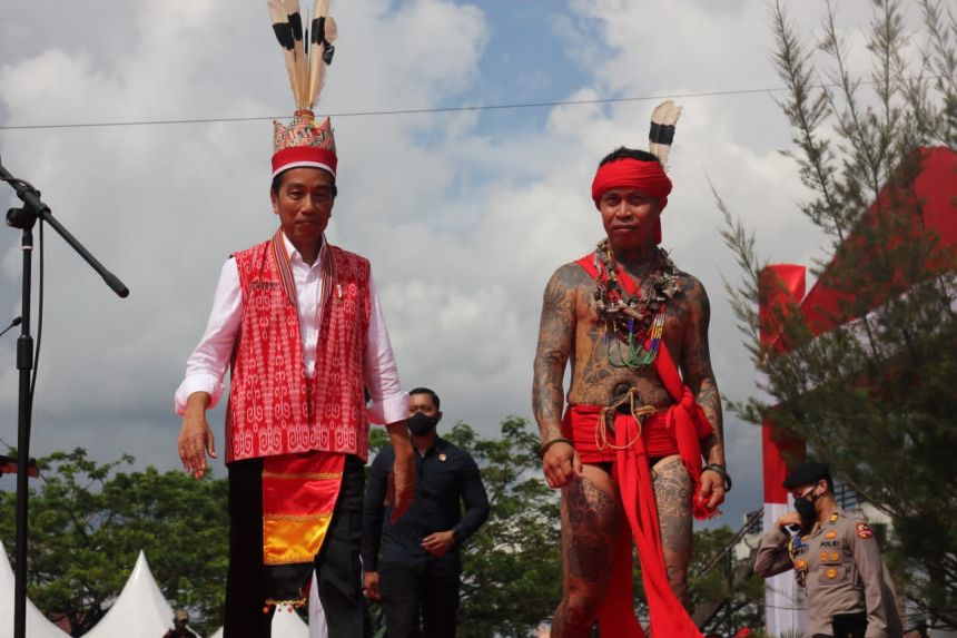 Presiden Joko Widodo bersama Panglima Jilah TBBR, Agustinus dalam acara Bahaupm Bide Bahana Tariu Borneo Bangkule Rajakng di Pontianak, Kalimantan Barat, Selasa (29/11/2022) | dok/photo: Istimewa