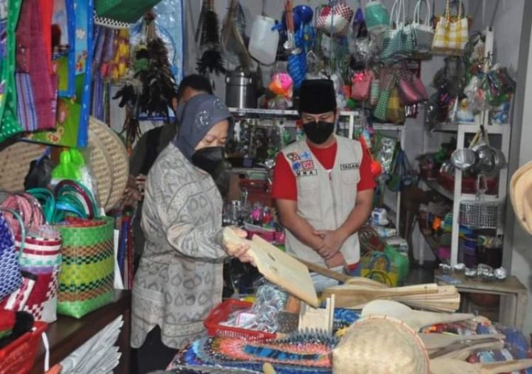 Bupati Trenggalek, Mochamad Nur Arifin saat mendampingi Menteri Sosial Tri Rismaharini membeli peralatan masak di Pasar Pon, Minggu (6/11/2022) | dok/photo: Prokopim Trenggalek