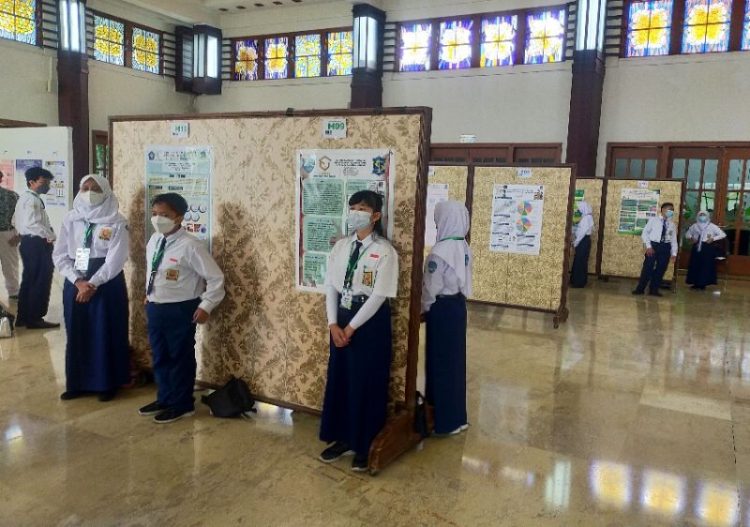 Ilustrasi: Lomba peneliti belia pelajar SMP sederajat di Kota Surabaya, Jawa Timur | dok/photo: Bicara Indonesia