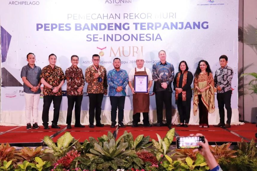 Pemecahan rekor MURI pepes bandeng terpanjang se Indonesia | dok/photo: Prokopim Gresik