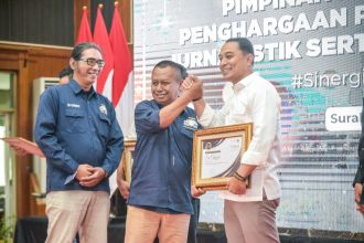 Ketua PWI Jawa Timur, Lutfi Hakim menyerahkan penghargaan POTAS Award 2022 kepada Wali Kota Surabaya Eri Cahyadi | dok/photo: Istimewa
