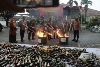 Pemusnahan barang bukti hasil kejahatan di halaman Kantor Kejaksaan Negeri Jepara, Jawa Tengah, Kamis (22/12/2022) | dok/photo: Diskominfo Jepara