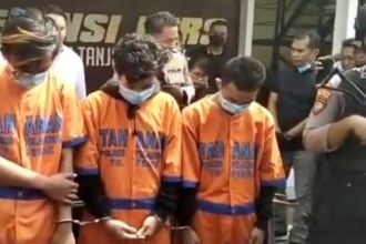 Tiga dari tujuh orang terduga pelaku gangster Gukguk saat dirilis di Mapolres Pelabuhan Tanjung Perak Surabaya, Kamis, (1/12/2022) | dok/photo: Ist