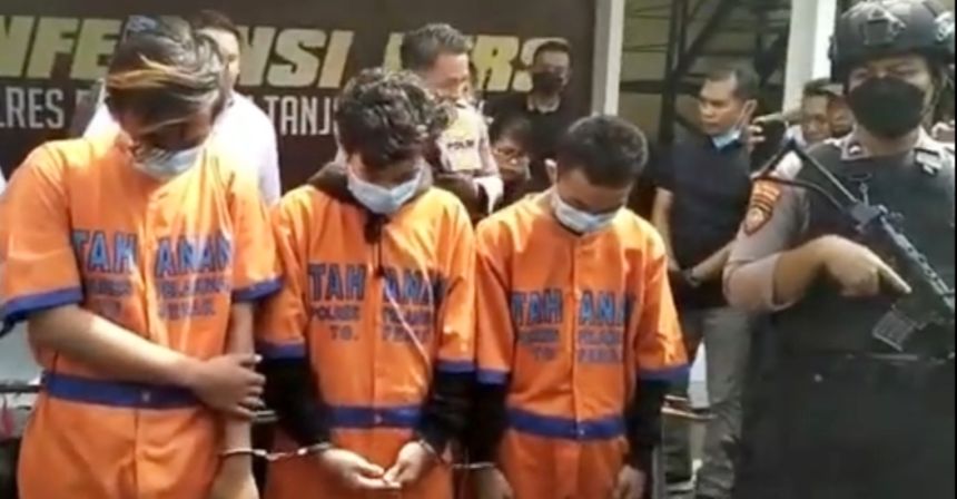 Tiga dari tujuh orang terduga pelaku gangster Gukguk saat dirilis di Mapolres Pelabuhan Tanjung Perak Surabaya, Kamis, (1/12/2022) | dok/photo: Ist