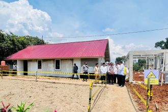 Presiden Joko Widodo meninjau progres pembangunan rumah tahan gempa di Cianjur, Jawa Barat, Senin (5/12/2022) | dok/photo: BPMI Setpres/Laily Rachev