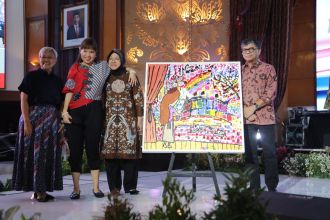 Menteri Sosial Tri Rismaharini saat acara pameran dan lelang lukisan di Jakarta, Jumat (30/12/2022) | dok/photo: Humas Kemensos RI