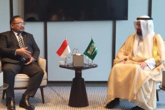 Menag Yaqut Cholil Qoumas bertemu Menteri Haji dan Umrah Arab Saudi Tawfiq F Al Rabiah di Jeddah, Minggu (8/1/2022) | dok/photo: Humas Kemenag