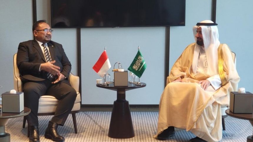 Menag Yaqut Cholil Qoumas bertemu Menteri Haji dan Umrah Arab Saudi Tawfiq F Al Rabiah di Jeddah, Minggu (8/1/2022) | dok/photo: Humas Kemenag