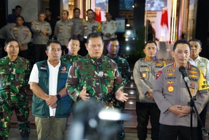 Panglima TNI Laksamana TNI Yudo Margono bersama Kapolri Jenderal Pol Listyo Sigit Prabowo saat memantau Sitkamtibmas malam pergantian Tahun Baru 2023 | dok/photo: Puspen TNI