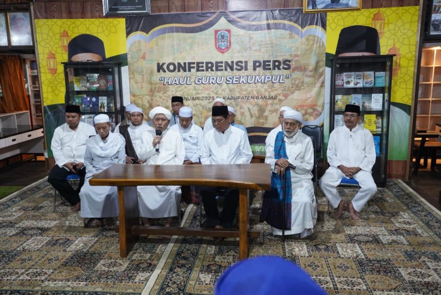 Konferensi pers Haul Abah Guru Sekumpul di kediaman Gubernur Kalsel, Sahbirin Noor di Jalan Kertak Baru Kampung Keramat, Martapura Timur, Banjar Minggu malam (8/1/2023) | source: InfoPublik