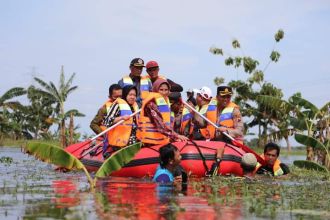 Menteri Sosial Tri Rismaharini bersama jajarannya saat menyisir sejumlah lokasi banjir di Kabupaten Pati, Jawa Tengah, Jumat (7/1/2023) | dok/photo: Humas Kemensos RI