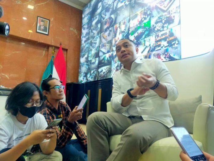 Wali Kota Surabaya Eri Cahyadi saat memberikan keterangan kepada wartawan di ruang kerja Balai Kota Surabaya, Rabu (18/1/2023).