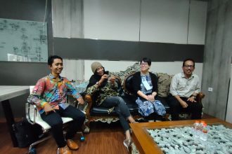 Wakil Ketua DPRD Surabaya, AH Thony bersama perwakilan Japan Initiative (tengah) dan anggota Komisi D DPRD Surabaya, Diah Katrina | dok/photo: Dimas AP