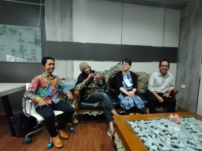 Wakil Ketua DPRD Surabaya, AH Thony bersama perwakilan Japan Initiative (tengah) dan anggota Komisi D DPRD Surabaya, Diah Katrina | dok/photo: Dimas AP