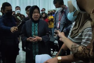 Menteri Sosial RI Tri Rismaharini saat membagikan bantuan kursi roda kepada penyandang disabilitas di Jombang, Jawa Timur, Sabtu (28/1/2023) | dok/photo: Dimas AP