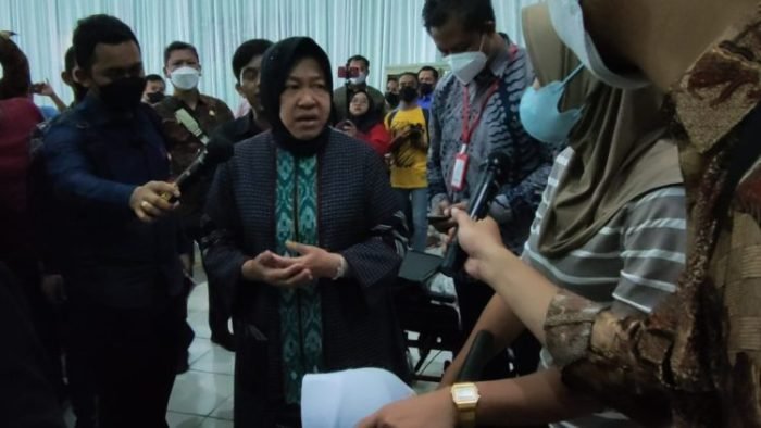 Menteri Sosial RI Tri Rismaharini saat membagikan bantuan kursi roda kepada penyandang disabilitas di Jombang, Jawa Timur, Sabtu (28/1/2023) | dok/photo: Dimas AP